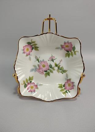 Фарфоровая тарелка, пиала с цветами шиповника