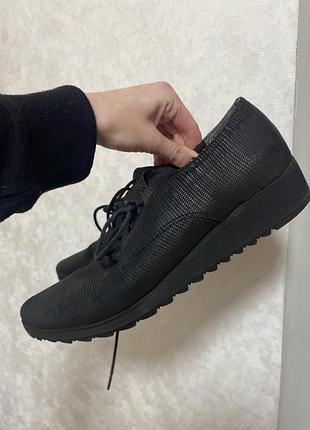 Жіночі туфлі осінні чорного кольору