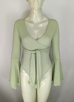 Фисташковое боди boohoo размер xs-s реглан лонгслив футболка в рубчик с воланами