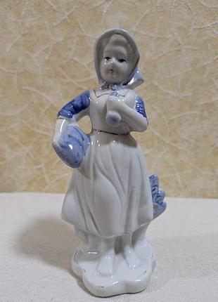 Порцелянова статуетка вінтажна дівчина у блакитній хустці