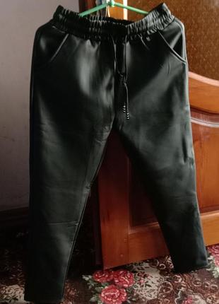 Жіночі теплі штани з еко шкіри на утепленні з штучного хутра чорного кольору.  розмір l. стан ідеальний