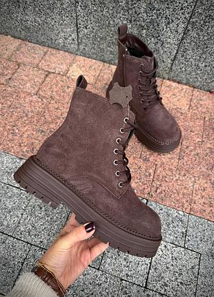 Натуральная замша, трендовые шоколадные женские зимние ботинки