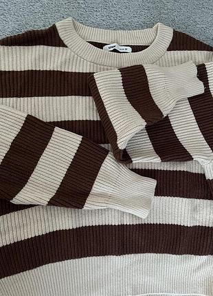 Дуже мʼякий светр бежевого кольору в коричневу полоску