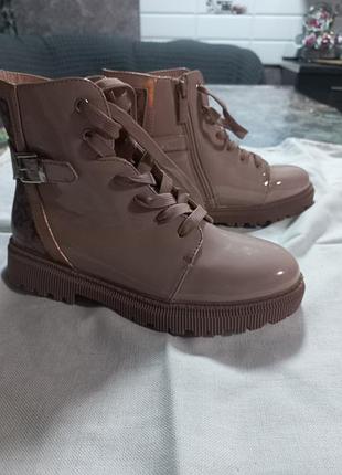 Новые ботинки известно бренду