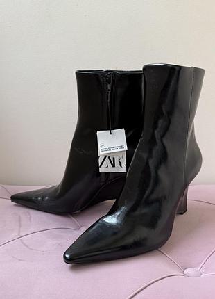 Ботільйони жіночі zara в ідеальному стані з біркою не ношені, чорні лаковані з гострим мисом, 40 р.