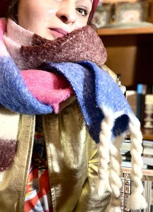 Arker, довгий вовняний шарфик з китицями.