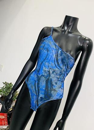 Боди асимметричное женское prettylittlething 💙 синий с абстрактным принтом
