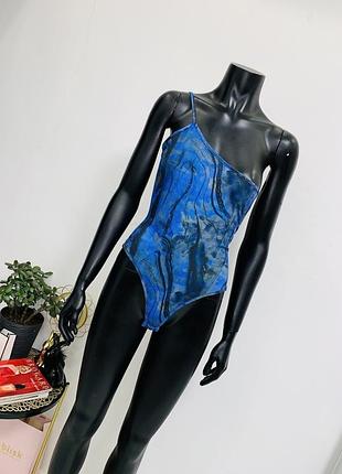 Боди асимметричное женское prettylittlething 💙 синий с абстрактным принтом