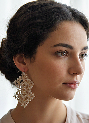 Серьги праздничные длинные подвески кружевные кружные ручной работы, фриволетое с бисером.