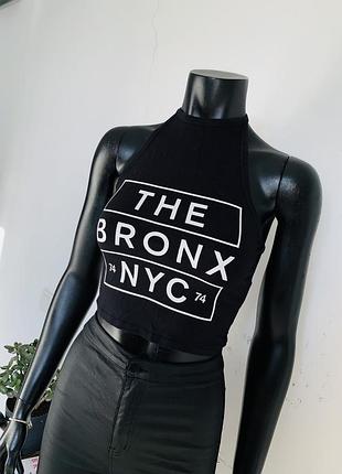 Топ-халтер amy& ivy “the bronx nyc” — стильный чёрный кроп-топ с принтом