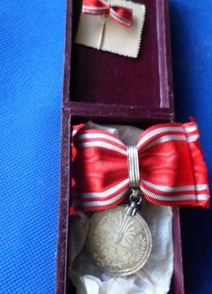 Японія - япония медаль члена красного креста жіночій варіант з фрачником в футлярі срібло №394