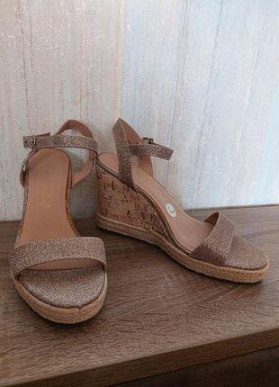 Новые золотистые босоножки на танкетке new look 39/25.5cm