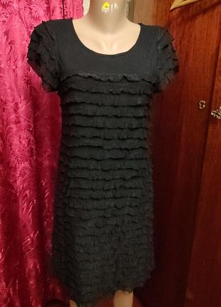 Симпатична сукня у рюшики.