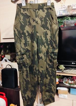 Стильні жіночі спортивні штани boohoo кольору хакі з камуфляжним принтом.