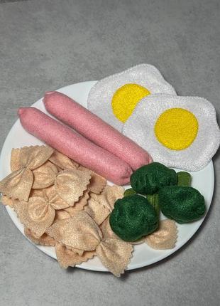 Макарони з яєшнею,сосискою і броколі з фетру