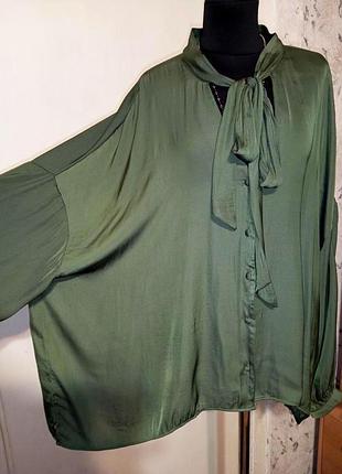 Элегантная "сатиновая-аласная" изумрудная блузка с объемным рукавом бантом мега батал