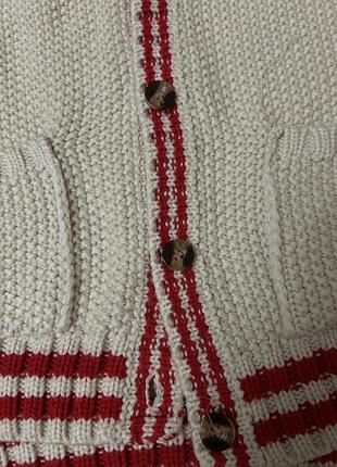 В'язаний кардиган в стилі преппі / кардиган euke молочний з червоним