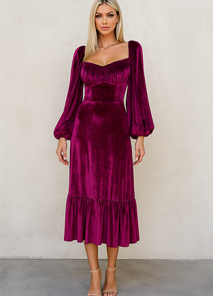 Роскошное бархатное платье миди с длинным рукавом
