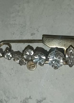 Брошка шпилька булавка стразы с логотипом винтаж