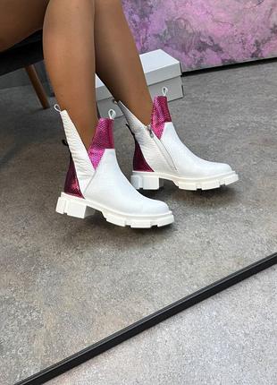 Черевики з натуральної шкіри з тисненням під рептилію білі з малиновим фуксія