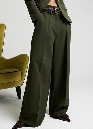 Роскошные брюки палаццо темно зеленого цвета из плотной ткани