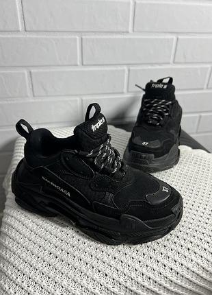 Массивные женские кроссовки размер 37 23 см.