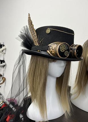 Шляпа цилиндр в стиле стимпанк с фатой, очками гоглами и пером