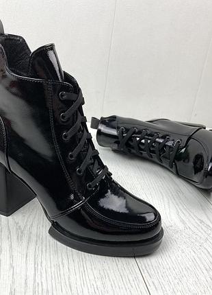 Жіночі ботильони лаковані шкіряні на каблуках демісезонні