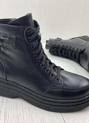 Жіночі зимові невисокі черевики на шнурках з натуральної шкіри