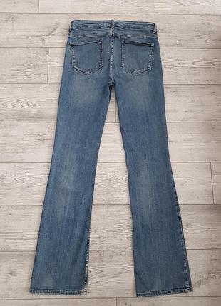 Базовые джинсы немного расширены книзу