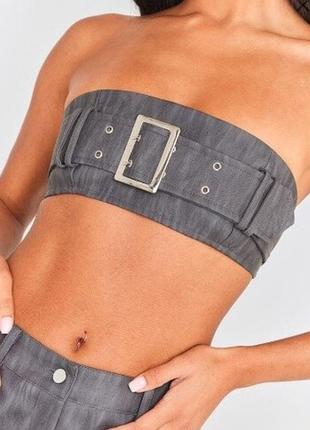 Топ сіро-чорний мікробандо еко шкіра у формі пояса вiд pretty little thing