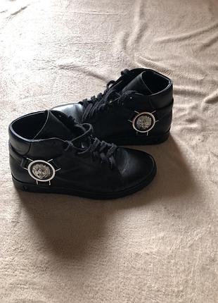 Чоботи vercsace versus