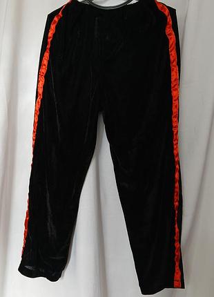 Черные велюровые карнавальные штаны на мальчика 122-134 см с красными лампасами, фокусник, факор, циркач, дрессировщик, чешуйчатка
