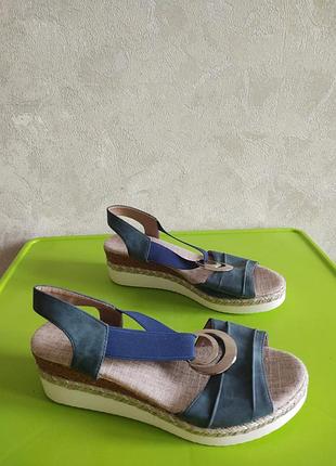 Новые женские босоножки на танкетке 40 размер маломерные