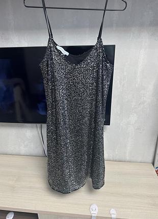 Платье с поместьем на тонких бретелях