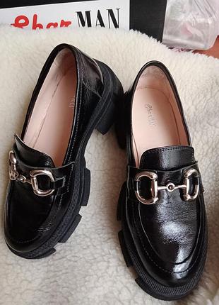 Лоферы женские кожаные