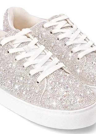 Кроссовки на массивной подошве.