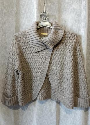 В'язаний акриловий кардиган з коміром на кнопках.
