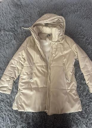 Продаю куртки перша біла (дужееее теплий пуховик) s розмір. друга чорна на осінь/весну xs