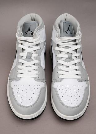 Кроссовки мужские кожаные nike air jordan 1 mid белые серые размер
