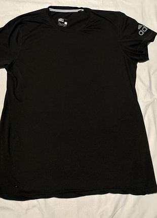 Футболка adidas.