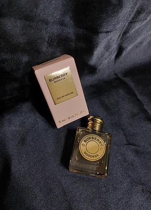 Burberry goddess eau de parfum - гурманский амбровый аромат с нотами какао, пряными бликами имбиря и ванили, миниатюра, 5 мл;