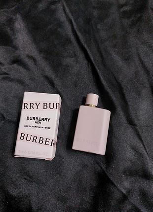 Burberry burberry her intense яркий цветочный аромат с фруктовыми и хвойными оттенками, миниатюра, 5 мл