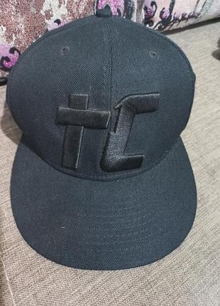 Черная кепка-снепбек с вышитым логотипом.