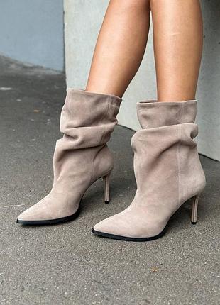 Сезон: демі розміри: 35-40 колір: бежевий 
матеріал верху: натуральний велюр 
всередині: італійська байка