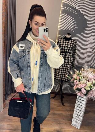 Курточка из трикотажа крупной машинной вязки с капюшоном