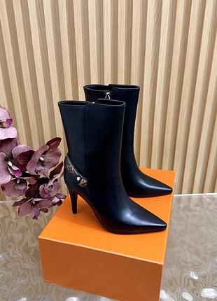 Черевики жіночі