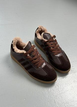 Сезон: зима розміри: 34-42 колір: шоколадний 
матеріал верху: натуральна замша та шкіра 
всередині: напівшерсть