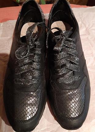 Кросівки жіночі