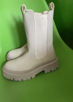 Бежеві шкіряні чоботи на масивній підошві утеплені